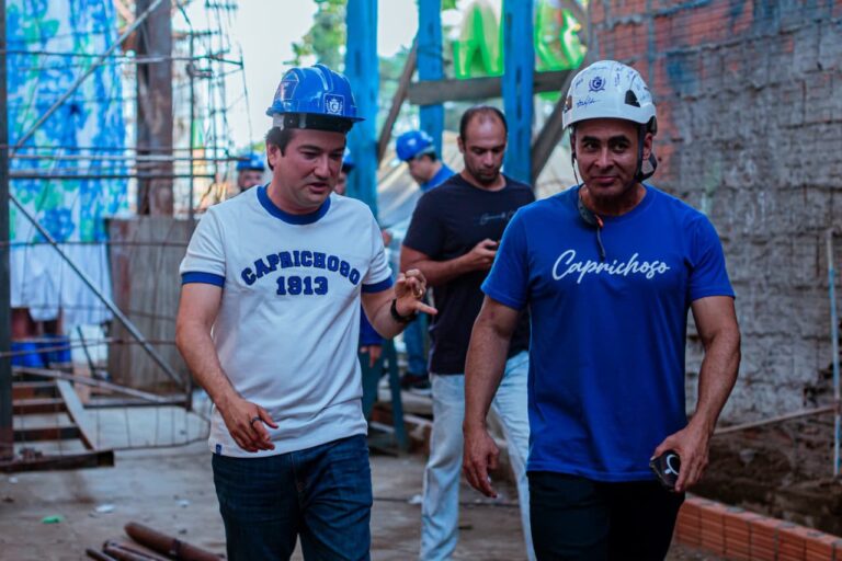 Jender Lobato reencontra artistas nos galpões do Caprichoso e destaca legado de união e crescimento do boi