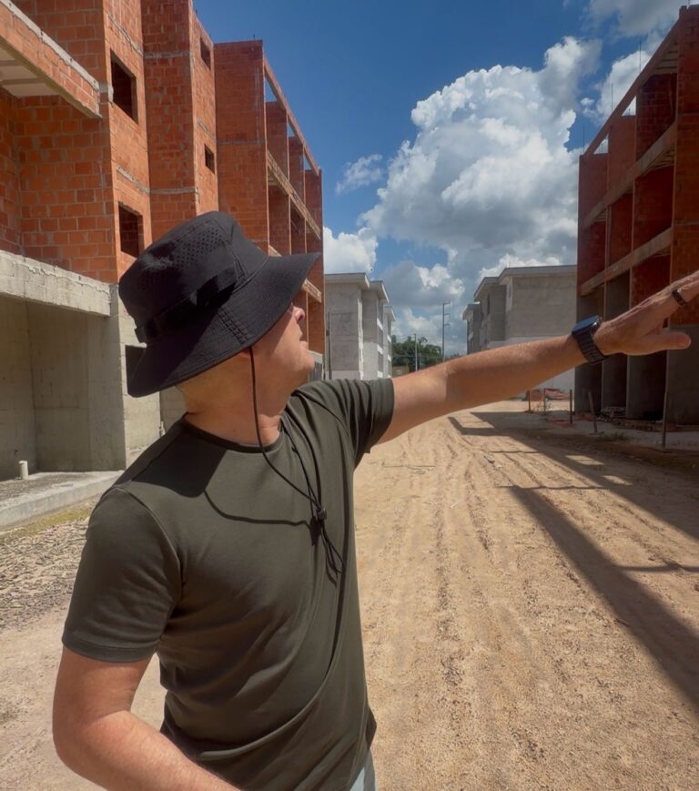 David denuncia abandono de obra habitacional de R$ 420 milhões na Comunidade da Sharp e cobra explicações do Governo do Estado